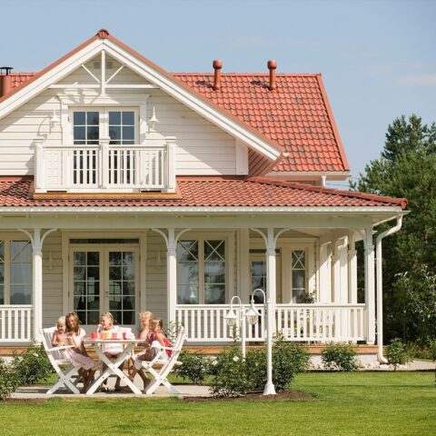 Uusi talo tuntuu heti alusta asti omalta kodilta, kun sekä ulkonäköön että ominaisuuksiin on saanut itse vaikuttaa. / Ett nytt hus känns som ett hem då man själv har fått välja alla detaljer. #teritalot #terihus #rakentaminen #omakotitalo #egnahemshus