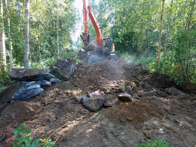 Kaivuutyöt ja talon perustusten valmistelu