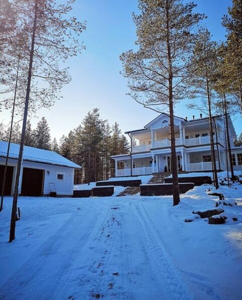 Kaunis kaksikerroksinen Teri-Talo sijaitsee omassa rauhassaan mäntyjen keskellä.🌳
.
I lugnet bland tallarna står detta ståtliga Teri-Hus i två plan.🌳
.
Kuva/foto: @jenna__koo
.
#teritalot #terihus #talopaketti #huspaket #uniikkikoti #unelmienkoti #drömhem #inspiration #rakentaminen #talonrakennus #taloprojekti #uudisrakentaminen #rakentajat2020 #rakennusprojekti #omakotitaloprojekti #home #homeinspiration #homeinspirationideas #nordichome #finnishhome