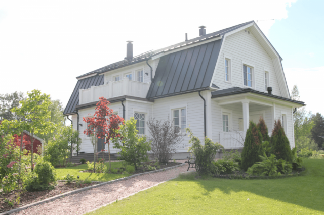 Klassinen Mansardikoti Maaseudulla