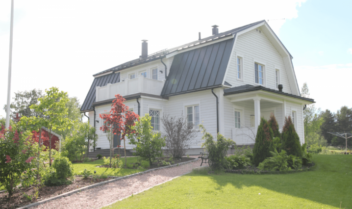 Klassinen Mansardikoti Maaseudulla Klassinen Mansardikoti Maaseudulla