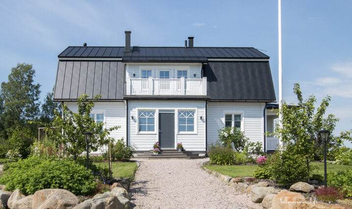 Rakentajatarina: Koti maalaismaisemassa